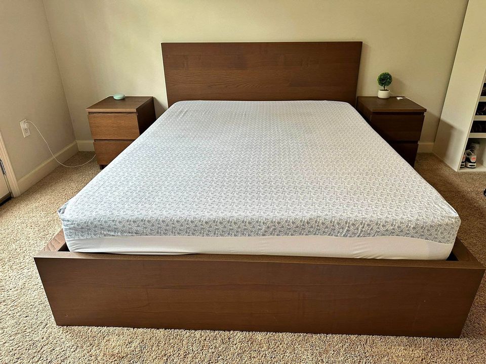IKEA Malm king size bed frame with mattress - Brown